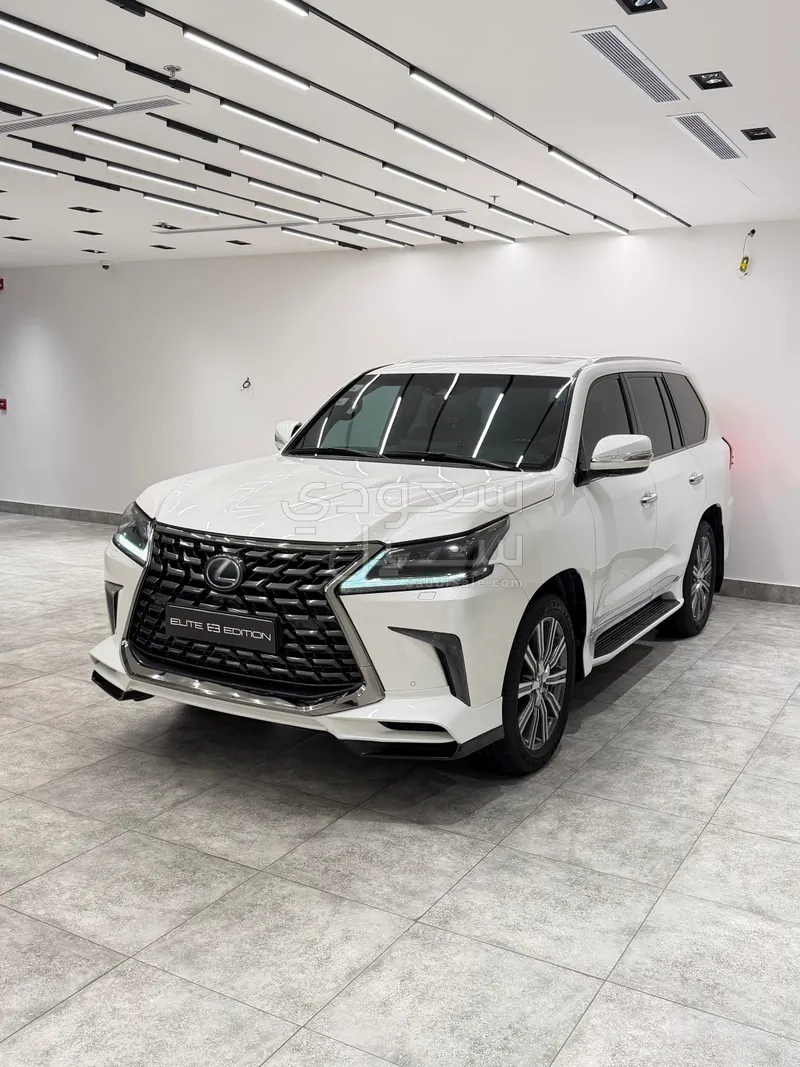 2017 لكزس إل إكس 570