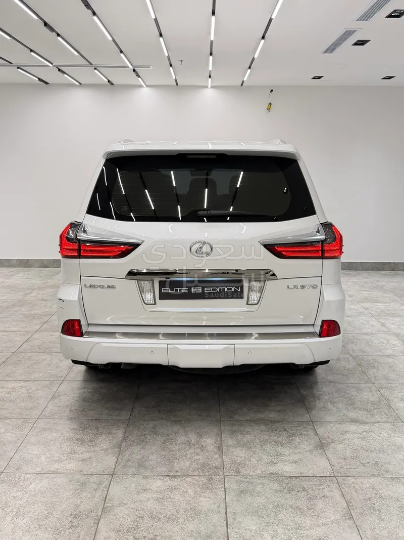 2017 لكزس إل إكس 570