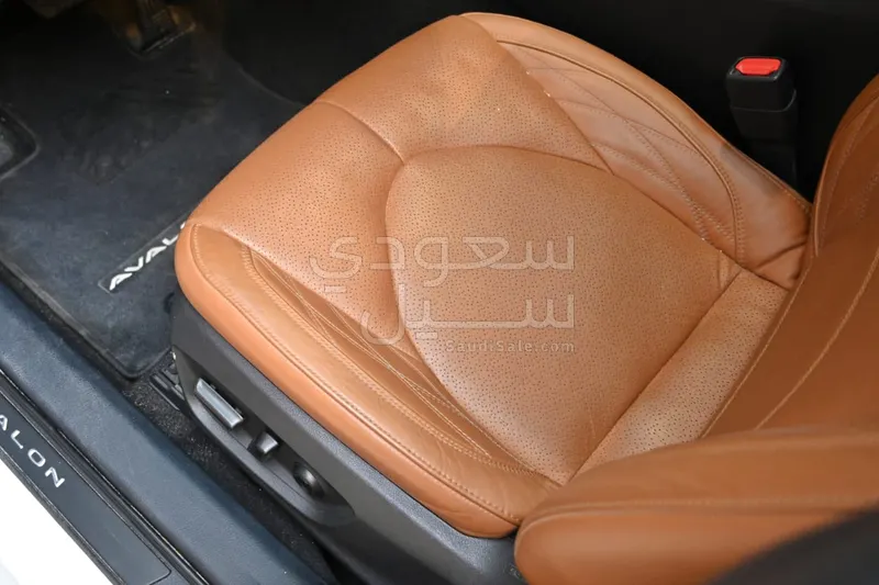 2022 تويوتا افالون ليمتد