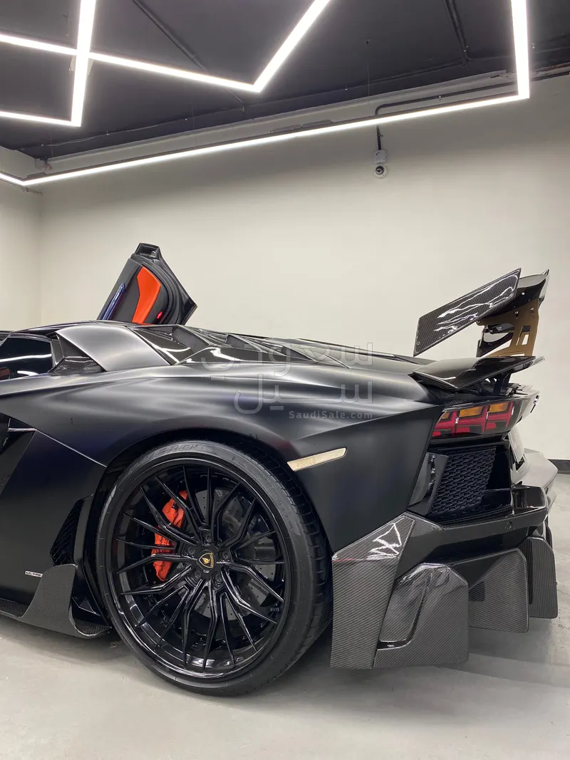 2016 لمبرجيني افنتادور رودستر