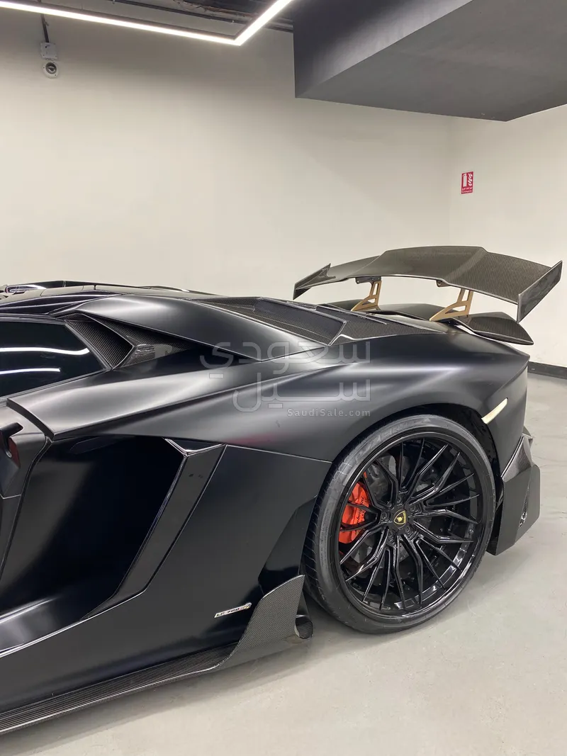 2016 لمبرجيني افنتادور رودستر