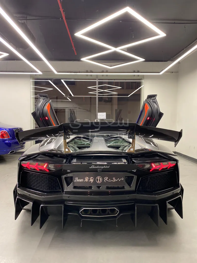 2016 لمبرجيني افنتادور رودستر