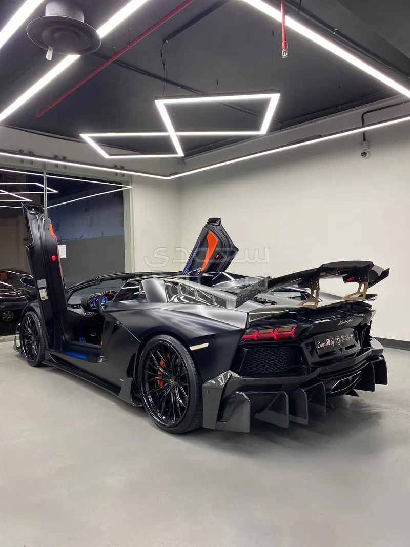 2016 لمبرجيني افنتادور رودستر