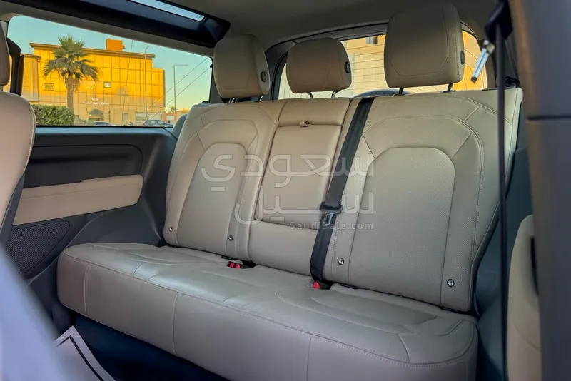 2023 لاند روفر ديفيندر اس اي