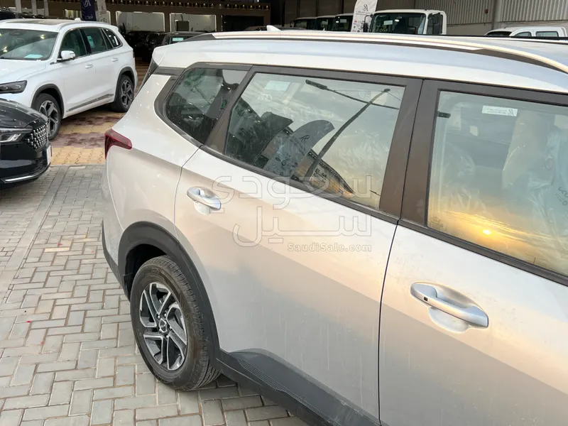 2025 كيا كارنز