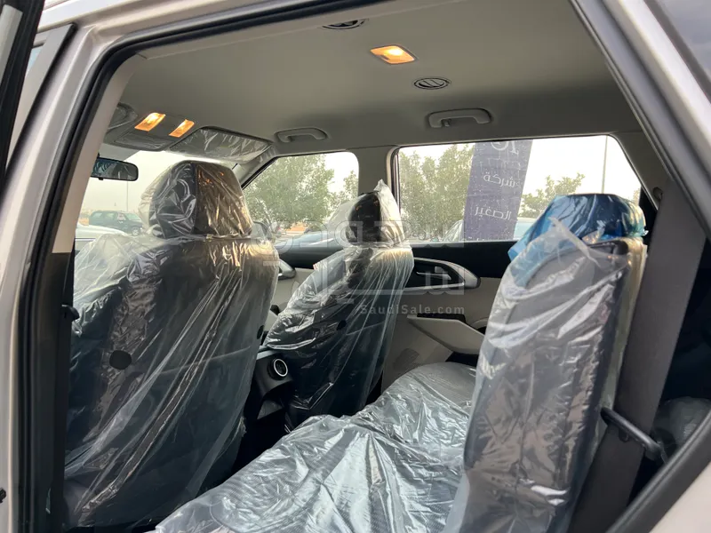 2025 كيا كارنز