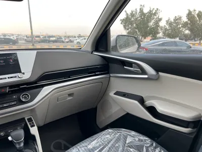 2025 كيا كارنز