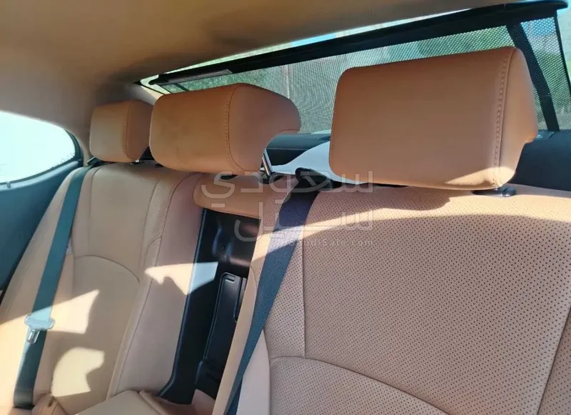 2023 لكزس إي إس 250