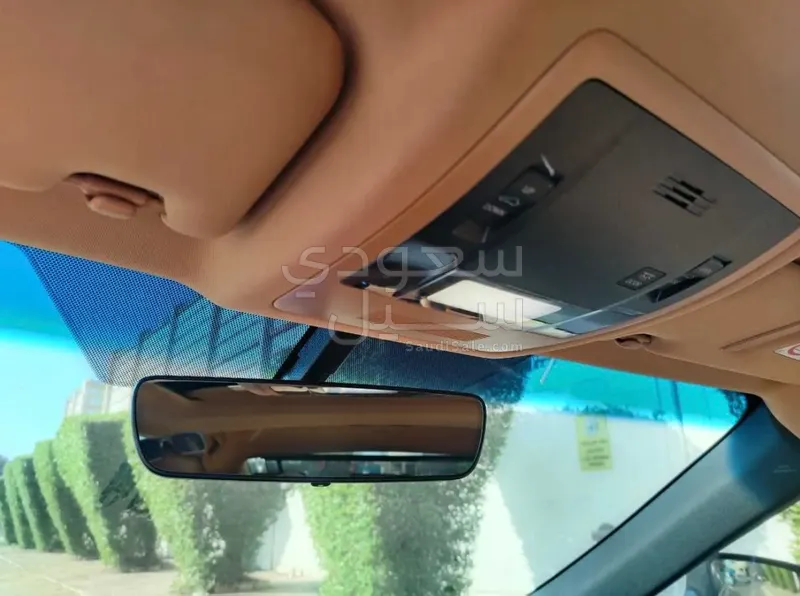 2023 لكزس إي إس 250