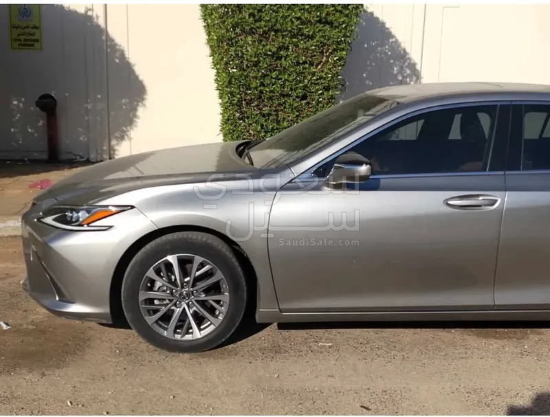 2023 لكزس إي إس 250