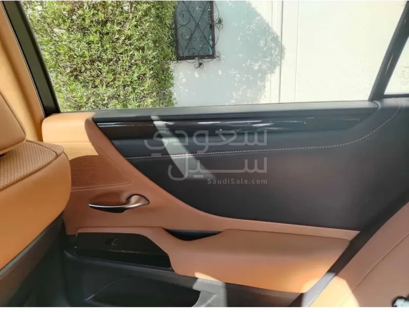 2023 لكزس إي إس 250
