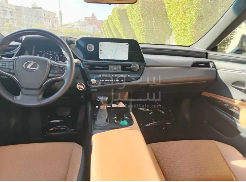 2023 لكزس إي إس 250