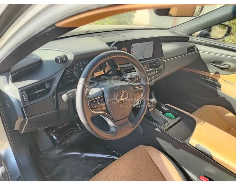 2023 لكزس إي إس 250