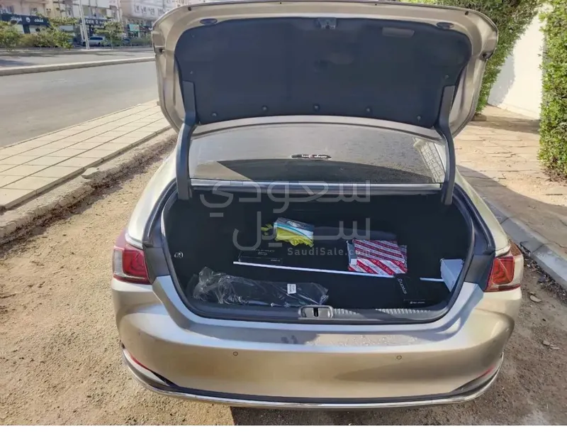 2023 لكزس إي إس 250