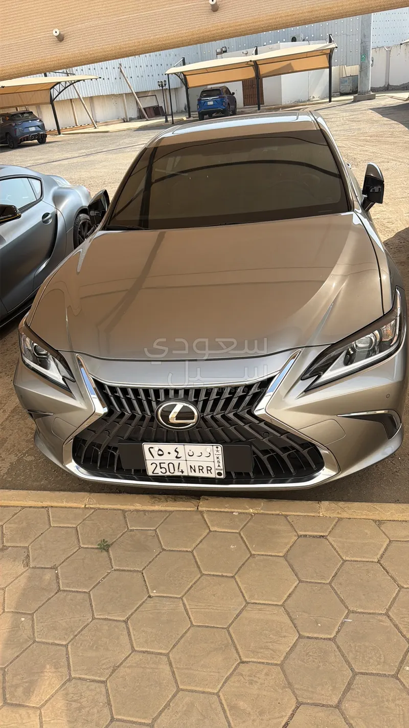 2023 لكزس إي إس 250
