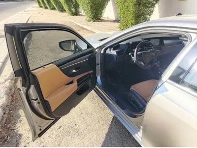 2023 لكزس إي إس 250