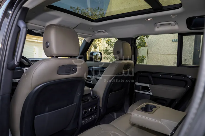 2022 لاند روفر ديفيندر 110