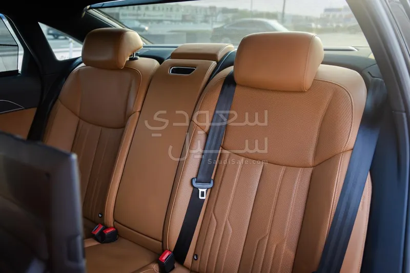 2023 اودي اي 8 ال 55تي اف اس أي