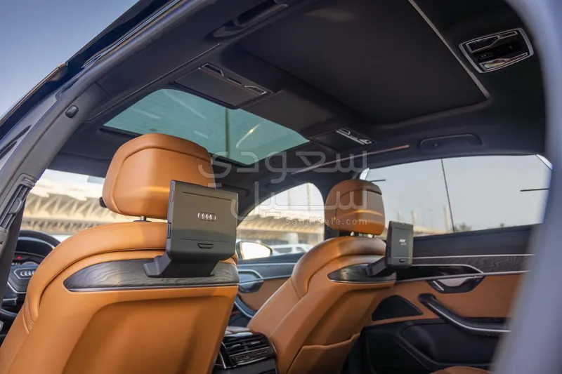 2023 اودي اي 8 ال 55تي اف اس أي