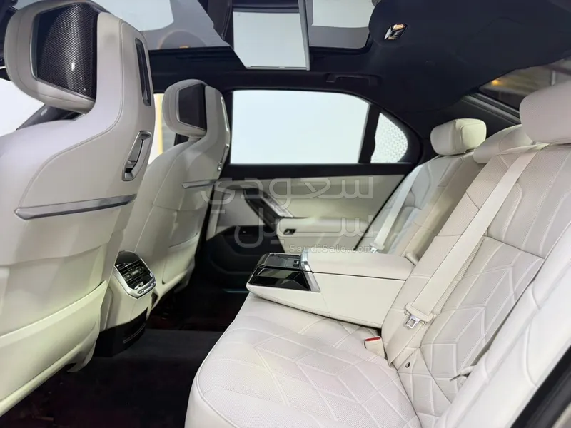 2026 بي ام دبليو الفئة السابعة 735أي