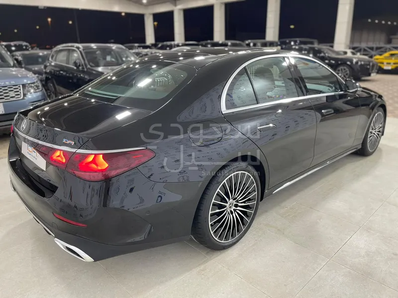 2025 مرسيدس - بنز إي 200