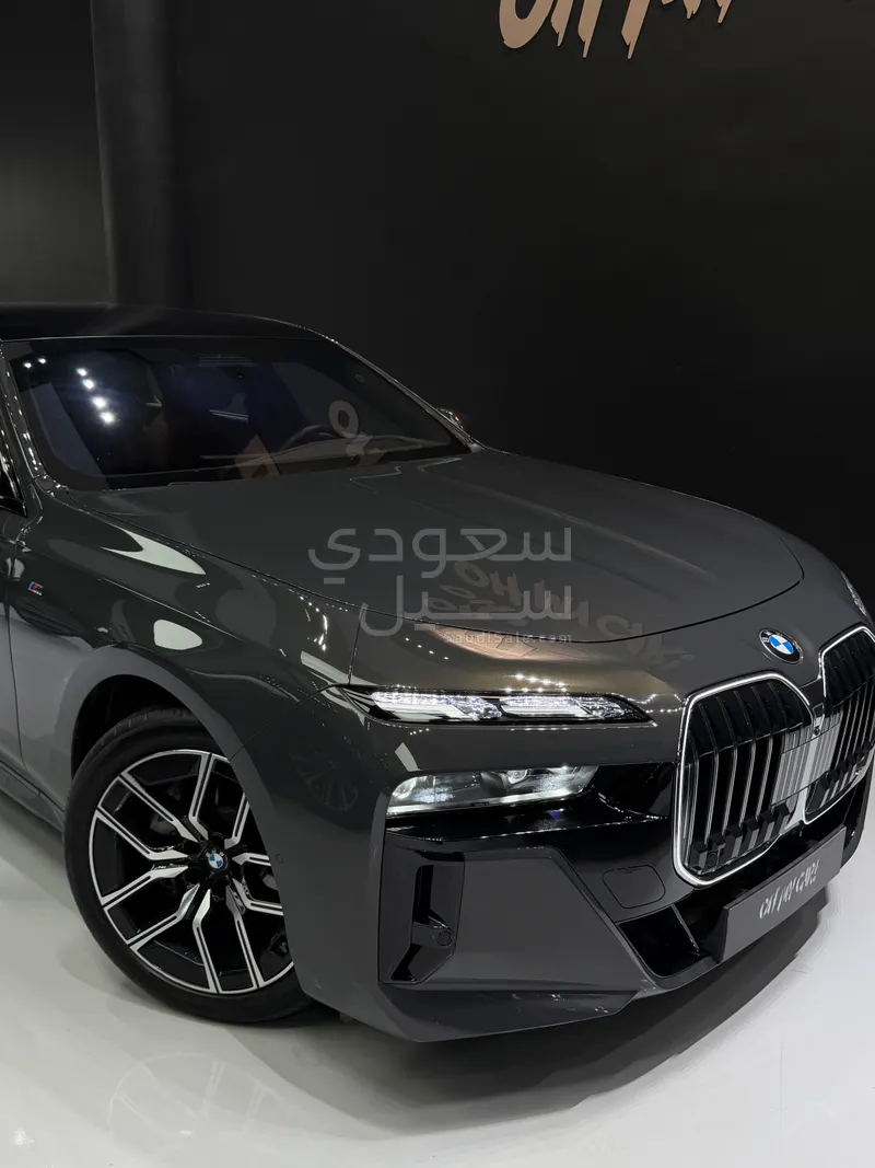 2025 بي ام دبليو الفئة السابعة 735أي