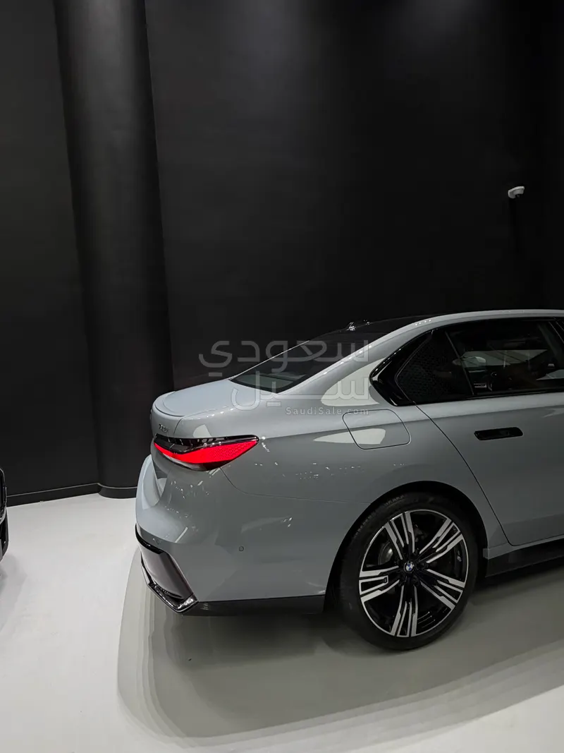 2026 بي ام دبليو الفئة السابعة 735أي