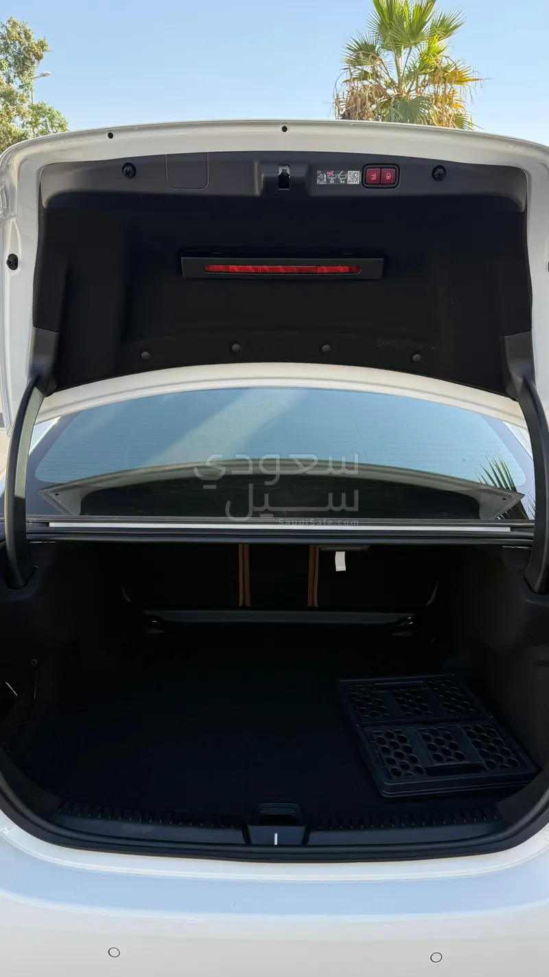 2025 مرسيدس - بنز إي 200