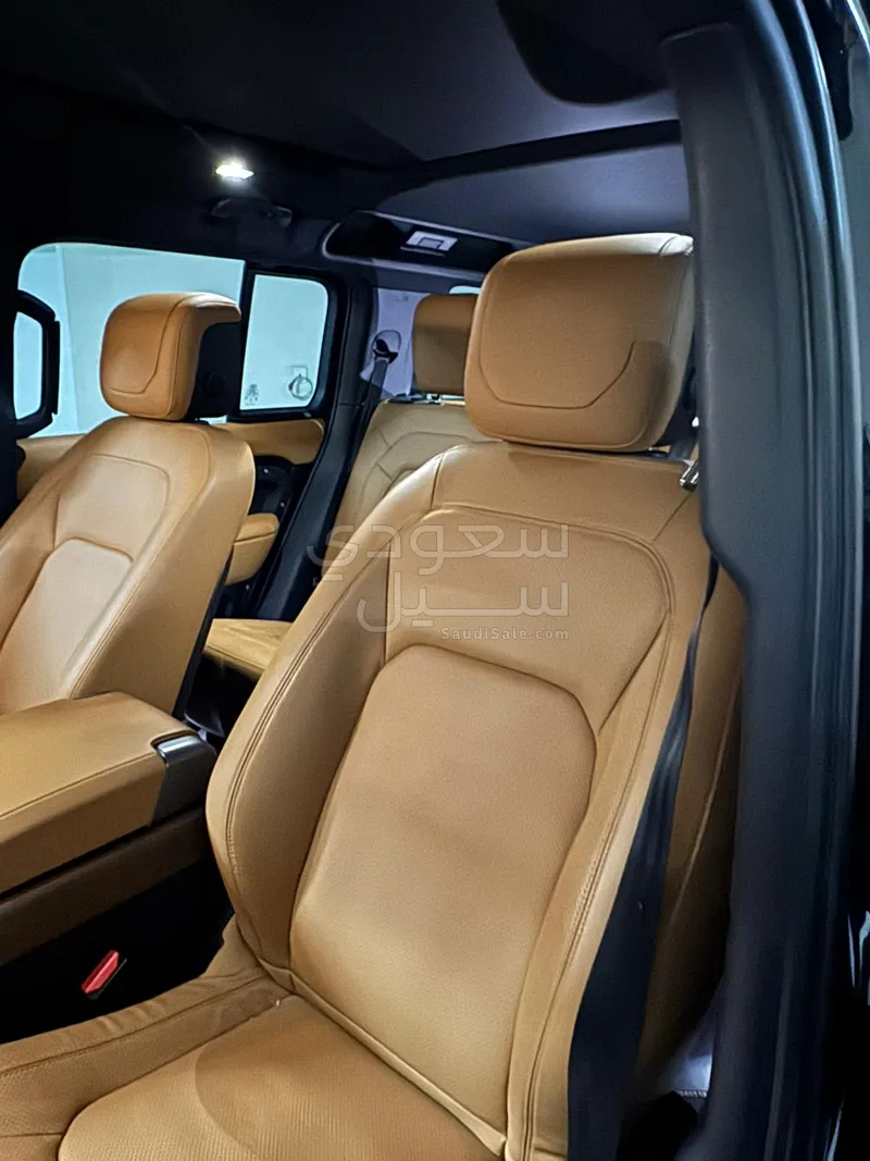 2024 لاند روفر ديفيندر اتش اس اي