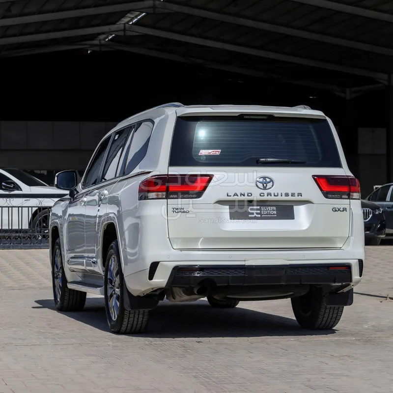 2024 تويوتا لاند كروزر جي اكس ار