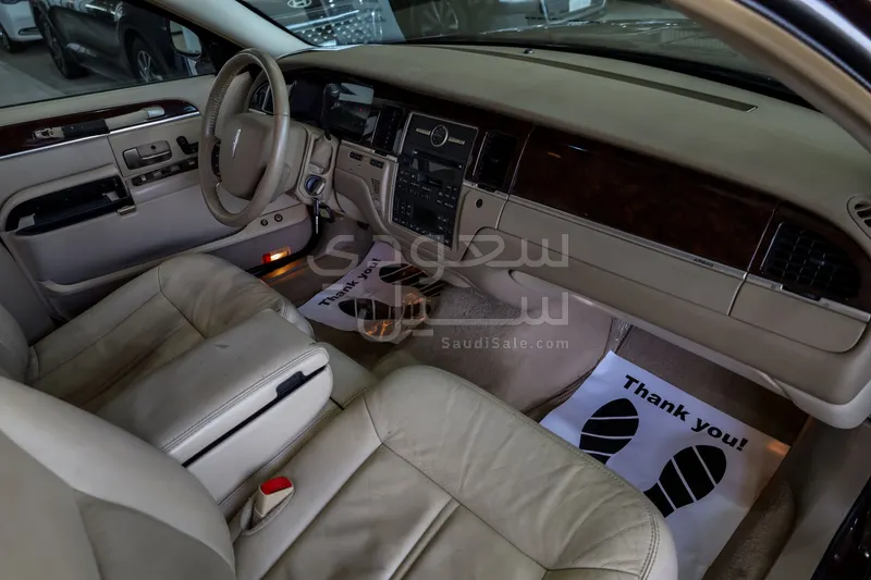 2011 لنكولن تاون كار ليمو