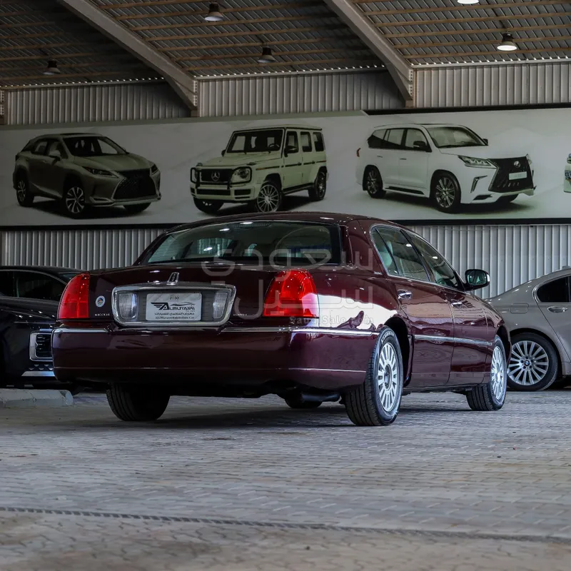 2011 لنكولن تاون كار ليمو