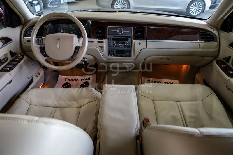 2011 لنكولن تاون كار ليمو