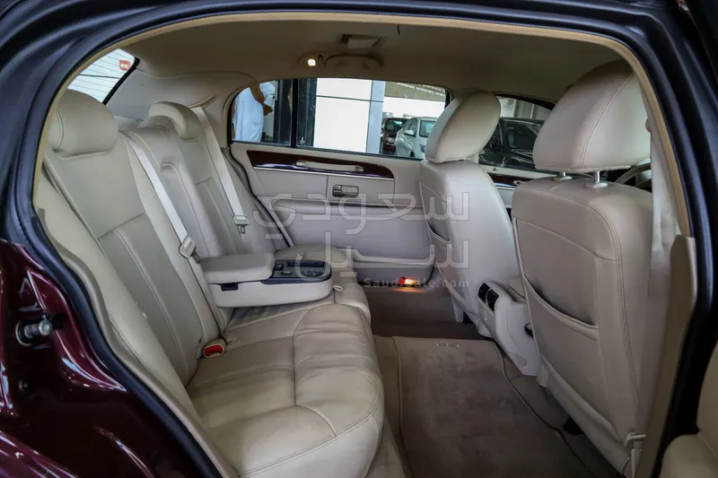 2011 لنكولن تاون كار ليمو