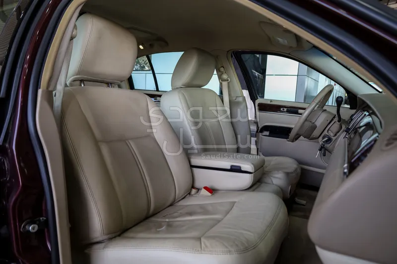 2011 لنكولن تاون كار ليمو