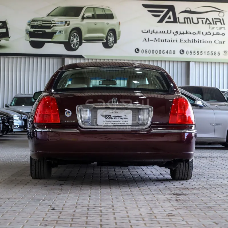 2011 لنكولن تاون كار ليمو