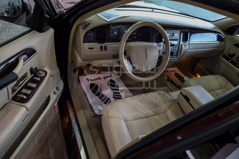 2011 لنكولن تاون كار ليمو