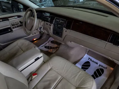 2011 لنكولن تاون كار ليمو