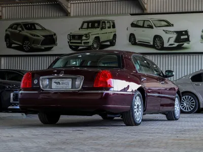 2011 لنكولن تاون كار ليمو