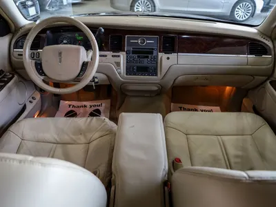 2011 لنكولن تاون كار ليمو