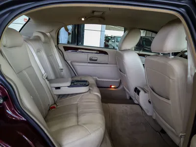 2011 لنكولن تاون كار ليمو