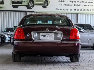 2011 لنكولن تاون كار ليمو