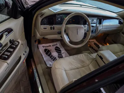 2011 لنكولن تاون كار ليمو