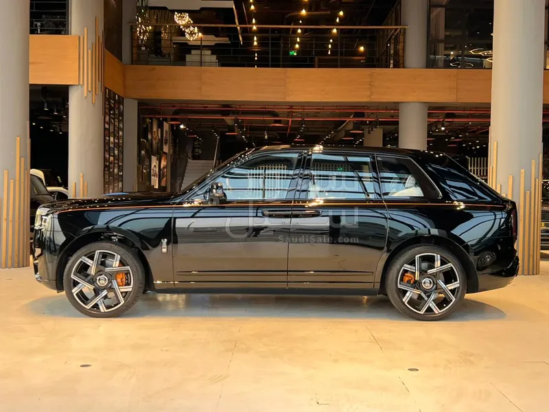 2025 رولز رويس كولينان بلاك بادج