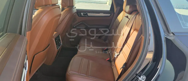 2023 Porsche Cayenne Platinum edition