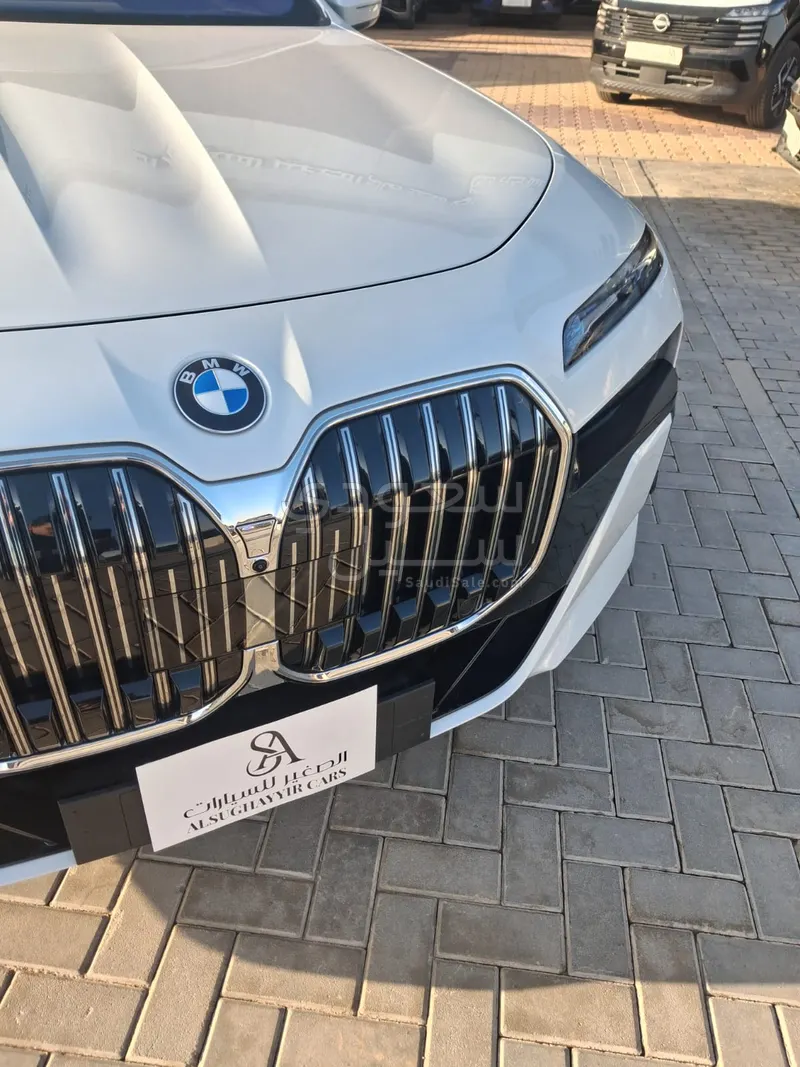 2025 بي ام دبليو الفئة السابعة 735أي