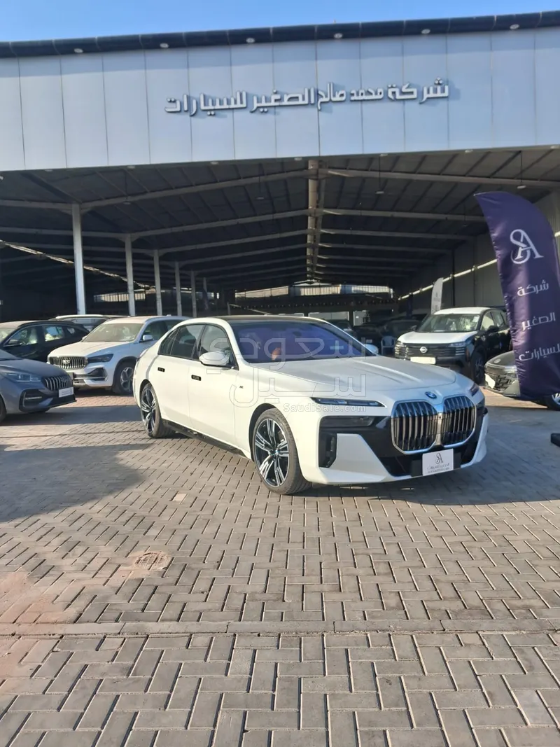 2025 بي ام دبليو الفئة السابعة 735أي