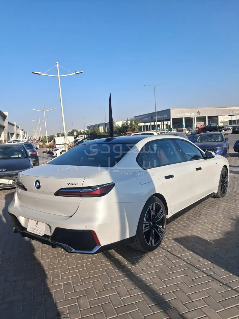 2025 بي ام دبليو الفئة السابعة 735أي