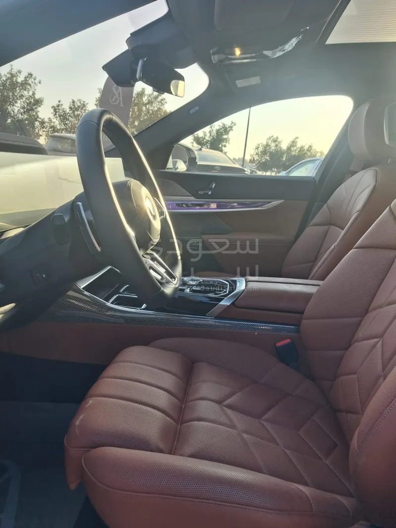 2025 بي ام دبليو الفئة السابعة 735أي