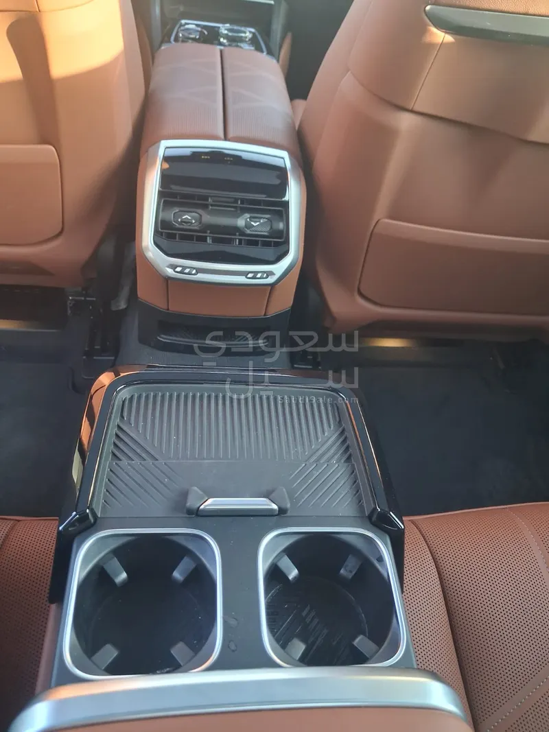 2025 بي ام دبليو الفئة السابعة 735أي